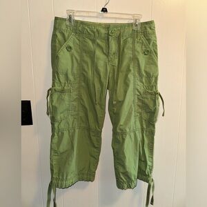 Old Navy - green cargo capri pants - size 6
